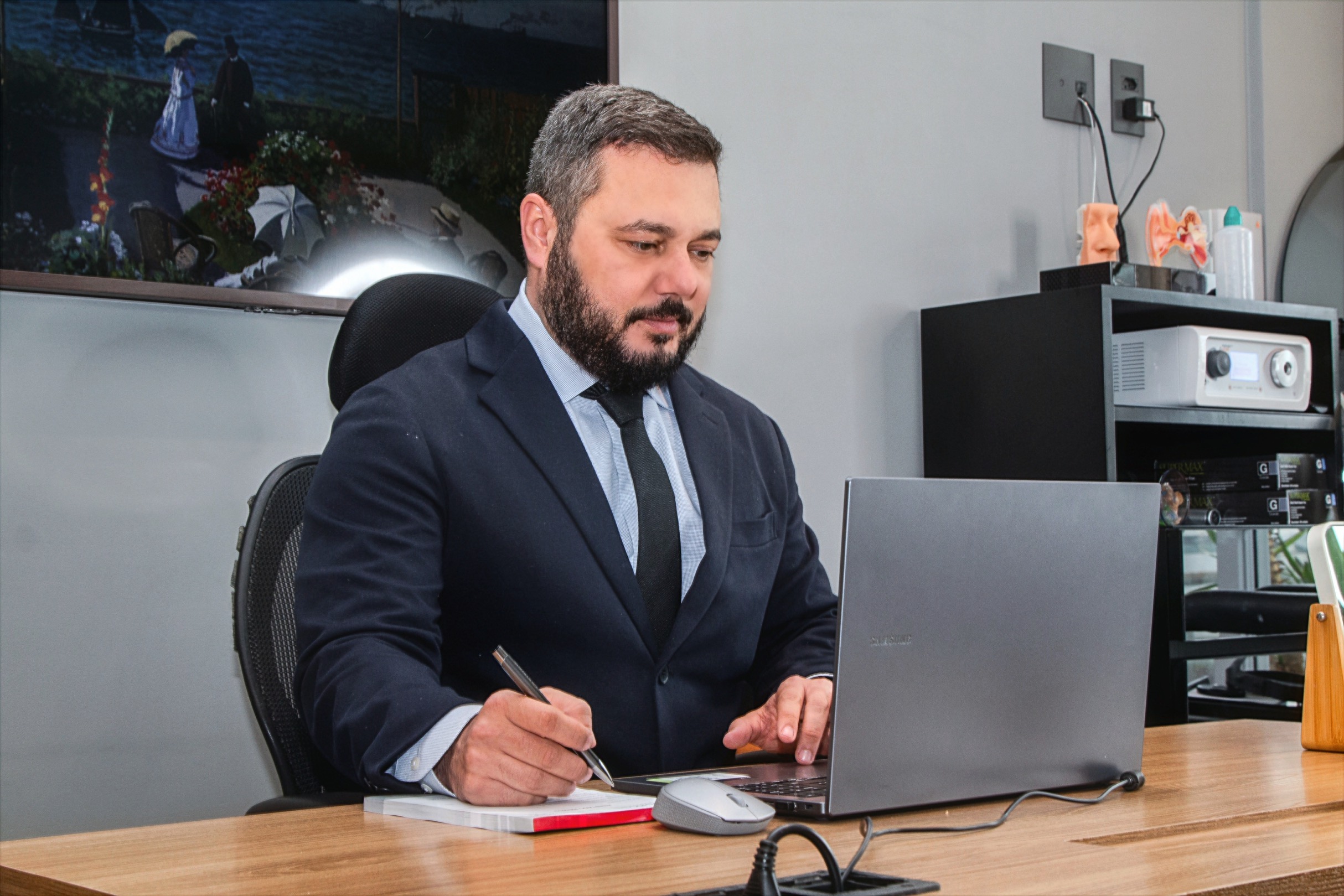 Dr. Fabio Caracho no consultório médico