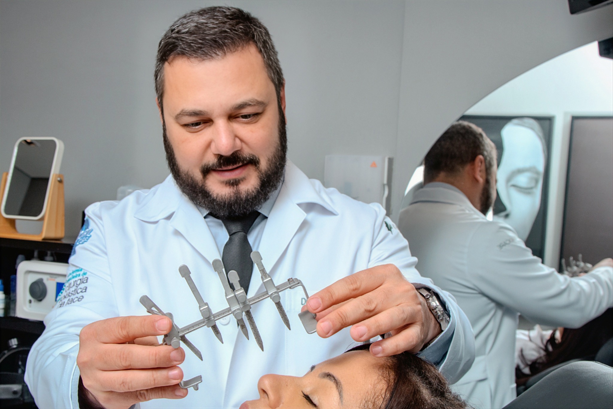 Medição facial e estudo antropométrico com compasso clínico