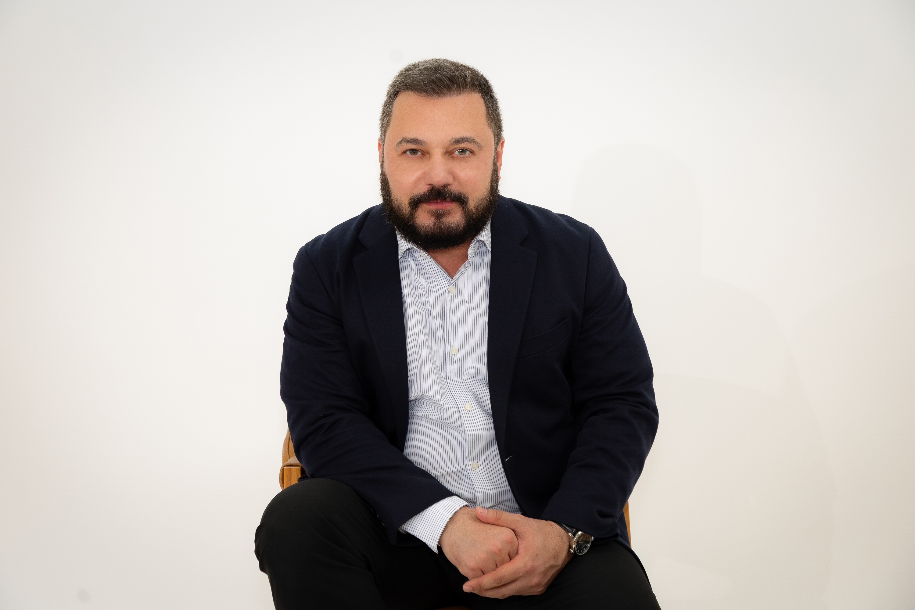 Dr. Fabio Caracho em retrato profissional no consultório