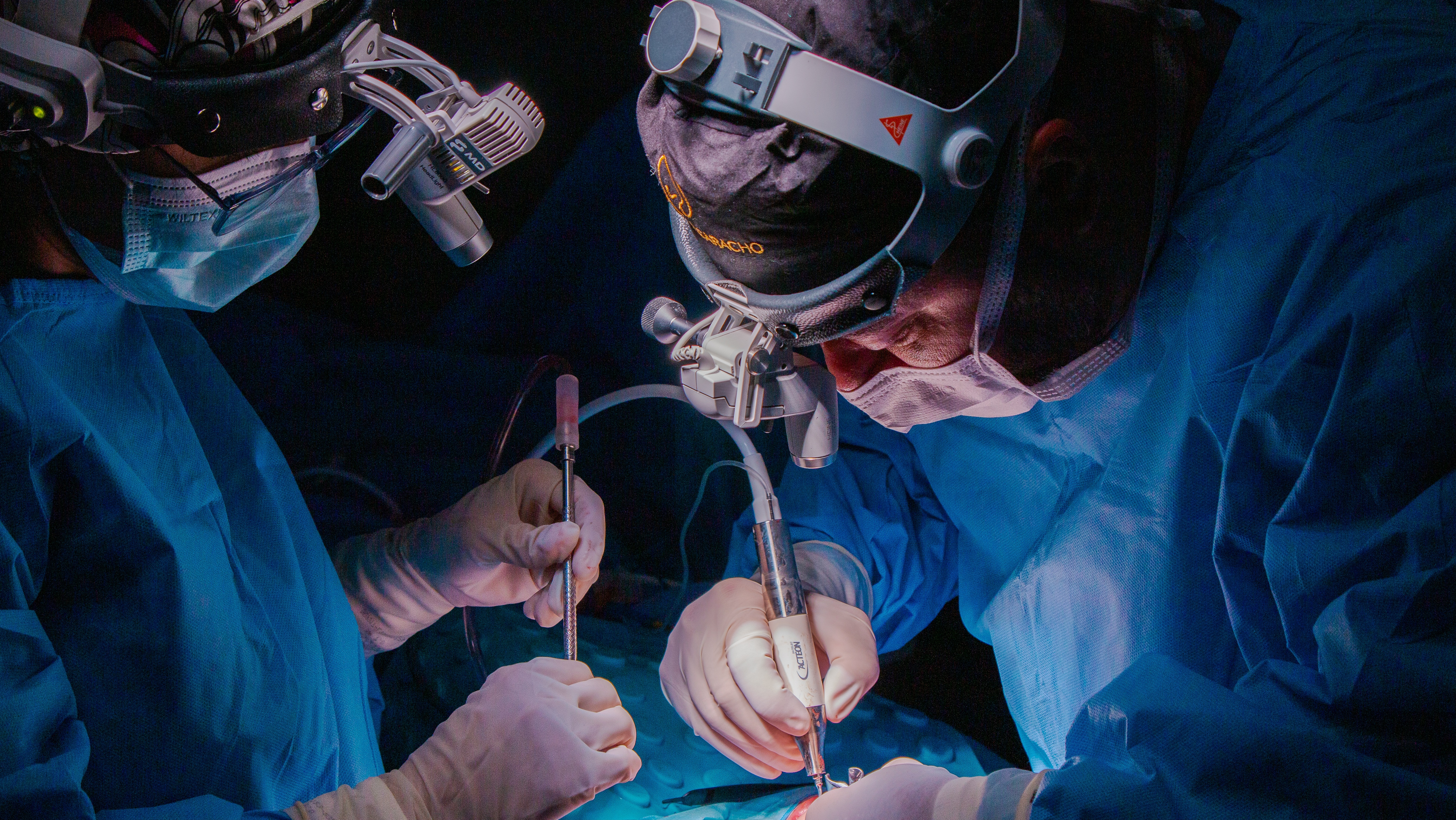 Equipe médica em ato cirúrgico de rinoplastia ultrassônica